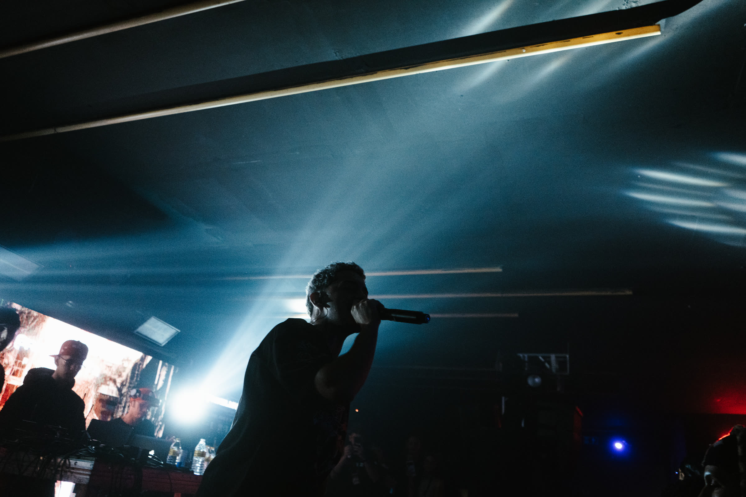 Palco sob luz azul